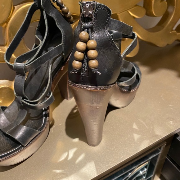 Women’s UGG leather sandals size 7.5 - Picture 2 of 2